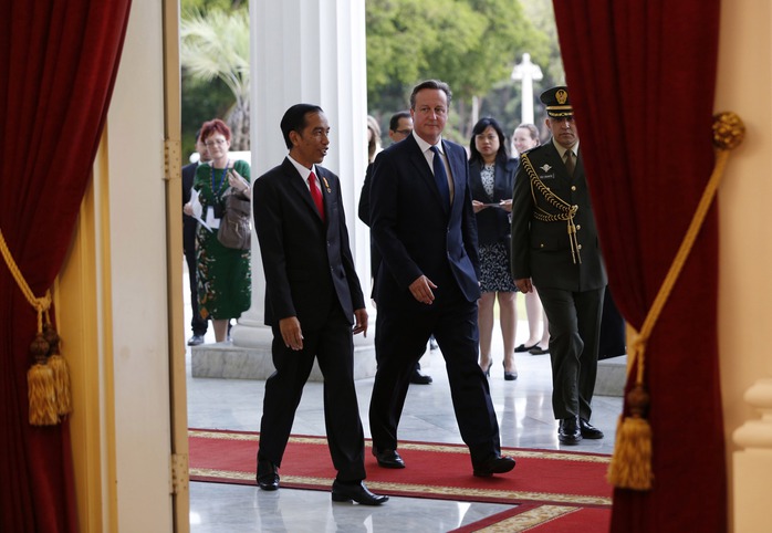 Tổng thống Indonesia Joko Widodo (trái) tiếp Thủ tướng Anh David Cameron tại phủ tổng thống ở thủ đô Jakarta hôm 27-7Ảnh: REUTERS