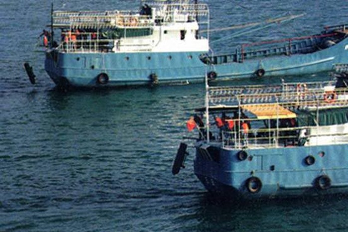 Tàu cá Trung Quốc luyện tập rải mìn  Ảnh: The Wall Street Journal