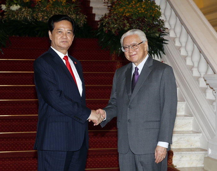 Tổng thống Singapore Tony Tan Keng Yam tiếp đón Thủ tướng Nguyễn Tấn DũngẢnh: TTXVN