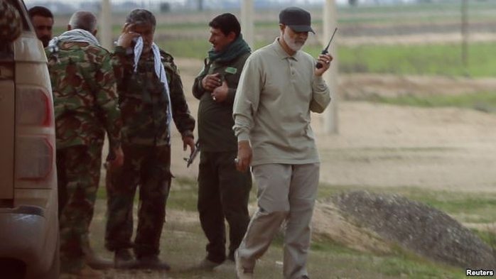 Thiếu tướng Qassem Suleimani sử dụng bộ đàm ở tiền tuyến trong cuộc chiến chống IS tại tỉnh Salahuddin-Iraq hồi tháng 3-2015. Ảnh :Reuters