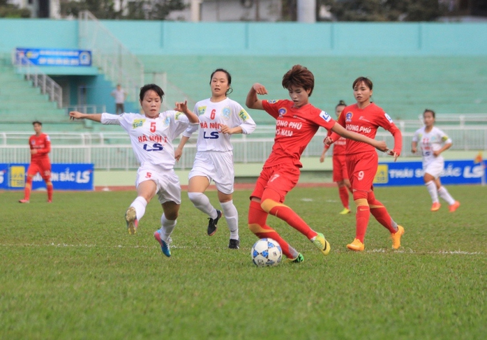 Phong Phú Hà Nam (áo sậm) thua đậm Hà Nội 1 đến 0-5 là kết quả đầy bất ngờ
