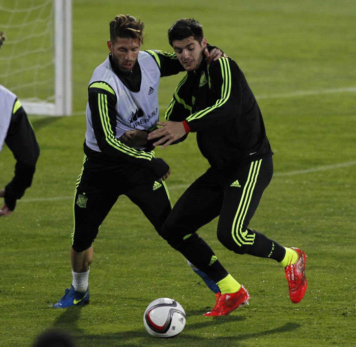 Tiền đạo Morata (phải) cùng trung vệ S.Ramos trong buổi tập của đội Tây Ban NhaẢnh: AS