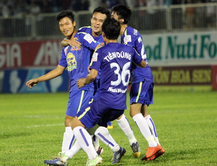 Đông Triều rất hạnh phúc nhưng không ăn mừng thái quá sau khi ghi bàn vào lưới đội bóng quê hương QNK Quảng Nam