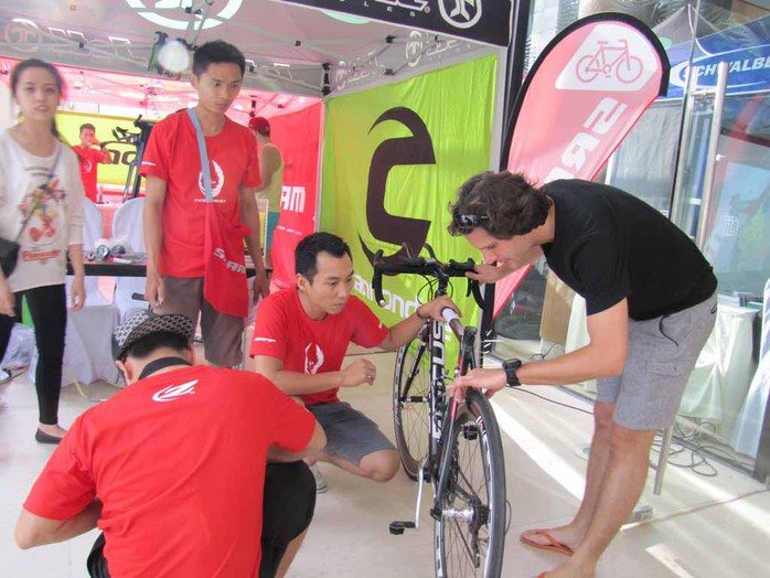Các VĐV tân trang lại xe đạp chuẩn bị cho cuộc thi VNG IRONMAN 70.3 tại Việt Nam