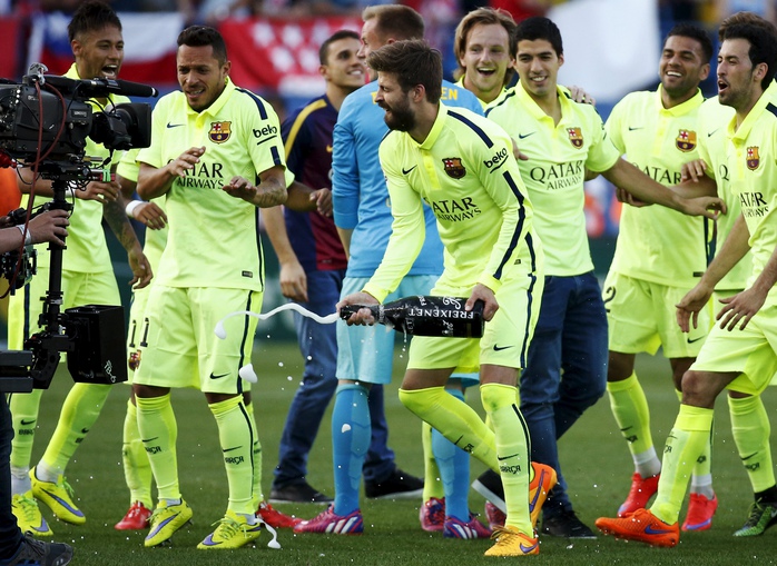 Các ngôi sao Barcelona chúc mừng nhau khi giành lại ngôi vô địch La Liga sau một mùa trắng tay ở 
mọi giảiẢnh: REUTERS