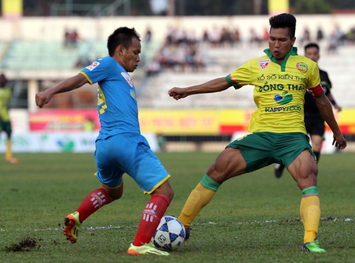 Duy Khanh (phải) trong màu áo CLB Đồng Tháp ở giai đoạn 1 V-League 2015
Ảnh: Ngọc Linh