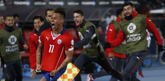 Vargas sau pha ghi bàn ấn định chiến thắng 2-1 cho Chile sáng 30-6Ảnh: REUTERS