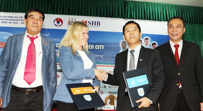 Đại diện Man City bắt tay với nhà tài trợ SHB sau cuộc họp báo chiều 10-7
Ảnh: 
Hải Anh