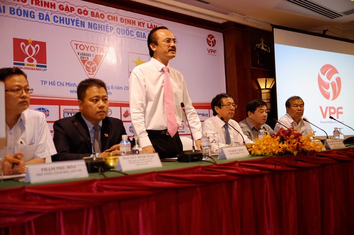 Chủ tịch HĐQT VPF Võ Quốc Thắng phát biểu về công tác trọng tài sáng 14-8Ảnh: Quang Liêm