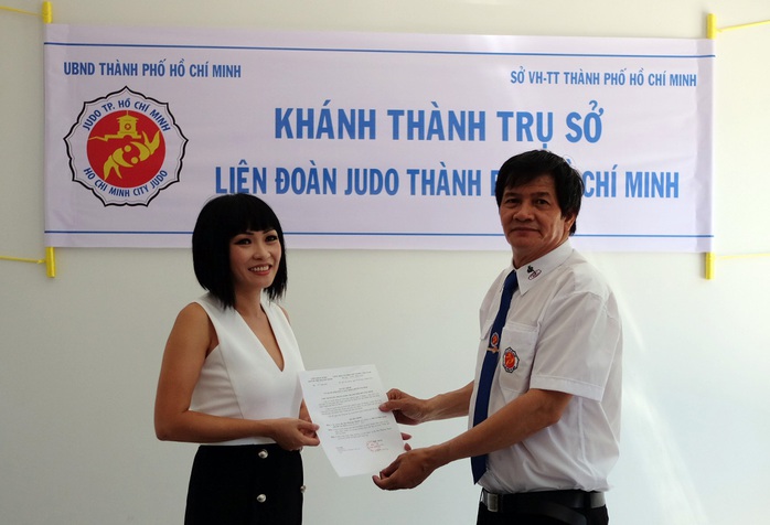 Ca sĩ Phương Thanh nhận quyết định làm đại sứ judo TP từ Chủ tịch HJF Nguyễn Văn Ten