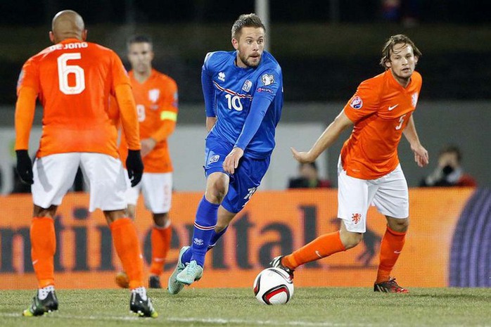 Blind (phải) trong trận lượt đi Hà Lan thua Iceland 
của SigurdssonẢnh: REUTERS