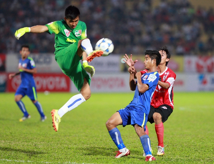 Trung vệ Đức Lương che chắn cho thủ môn Văn Tiến trong trận HAGL gặp chủ nhà ĐTLA ở V-League 2015Ảnh: Quang Liêm