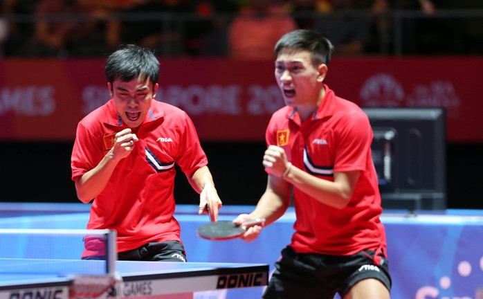 Tuấn Quỳnh (trái) và Anh Tú sau chiến thắng ở tứ kếtẢnh: Quang Liêm