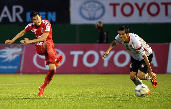 Công Vinh với pha nâng tỉ số 2-0 trong trận B.Bình Dương thắng ĐTLA 3-1Ảnh: Quang Liêm