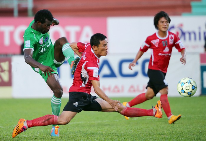 Trung vệ Chí Công của ĐTLA trong trận thua XSKT Cần Thơ 1-2 trên sân nhà ở vòng 22
Ảnh: Quang Liêm