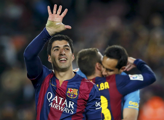 Suarez đáp lại tình cảm của CĐV Barcelona sau trận thắng Real MadridẢnh: REUTERS