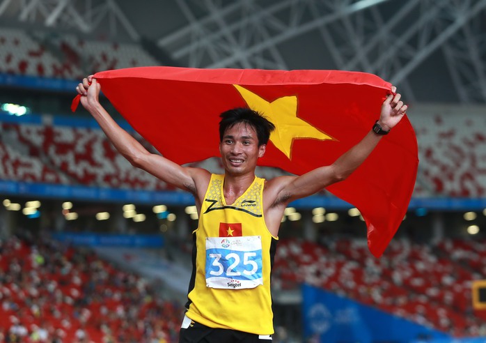 Nguyễn Văn Lai sau khi giành HCV và phá kỷ lục SEA Games cự ly 5.000 m  Ảnh: Quang Liêm