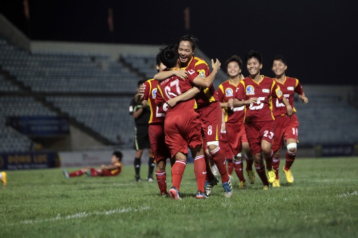 Các cầu thủ TP HCM vui mừng sau pha nâng tỉ số lên 2-1 của Thùy Trinh (67)Ảnh: Hải Anh