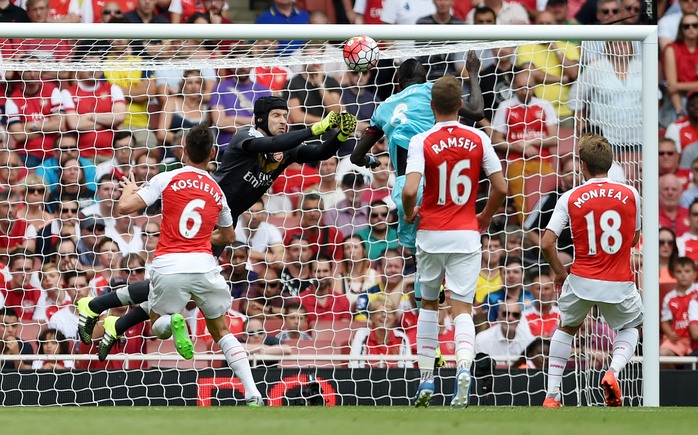 Thủ môn Cech trong pha đón hụt bóng, tạo cơ hội cho Kouyate mở tỉ số cho West Ham.Ảnh: REUTERS