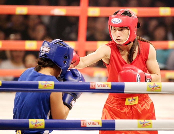 L&ecirc; Thị Bằng (phải) trong một pha tấn c&ocirc;ng ở trận mở m&agrave;n