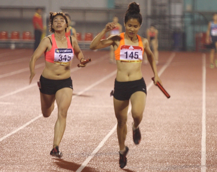 Đội nữ TP HCM (phải) gây bất ngờ lớn ở cự ly tiếp sức 4x100 m nữ  Ảnh: Đào Tùng