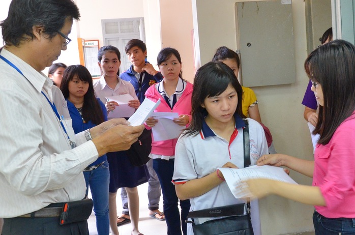 Thí sinh làm thủ tục dự thi tại Trường ĐH Sài Gòn