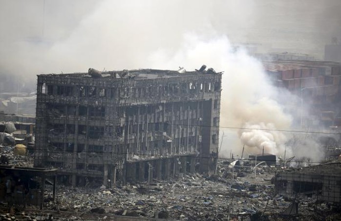 Một tòa nhà trong cảng Thiên Tân cháy đen sau vụ nổ. Ảnh: Reuters