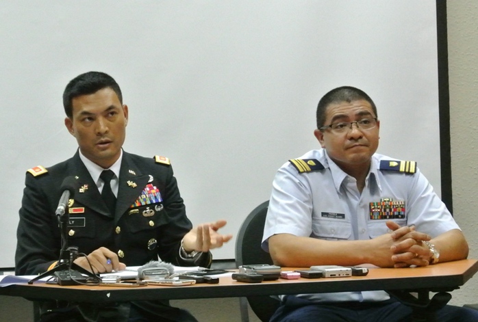 Thiếu tá Lý V. Thắng (Lục quân Mỹ), Trưởng Văn phòng Hợp tác quốc phòng Đại sứ quán Mỹ (trái) và Thiếu tá Arturo Perez, thuộc lực lượng phòng vệ biển Mỹ, Phó Văn phòng hợp tác quốc phòng Đại sứ quán
