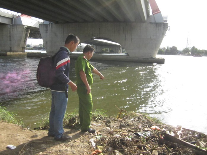 Thi thể được cố định gần bờ chờ công tác khám nghiệm của cơ quan chức năng