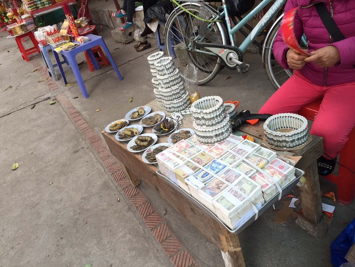 Dù đã có quy định cấm nhưng tiền lẻ vẫn được đổi thoải mái ở đền Bà Chúa Kho ngày giáp Tết Ất Mùi