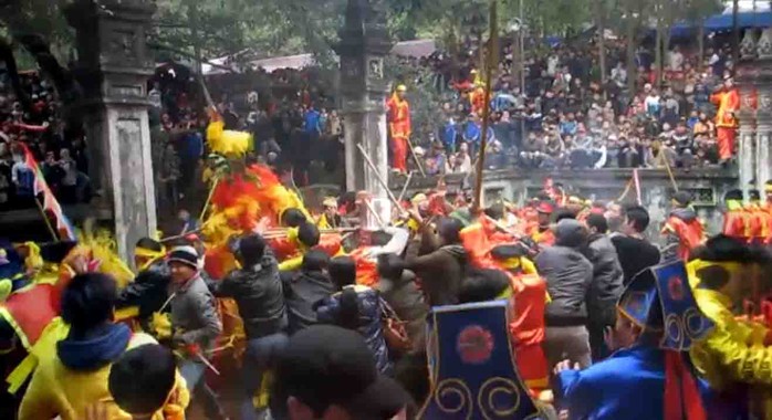 Cảnh cướp lộc ở lễ hội đền GióngẢnh: Nguyễn Hưởng