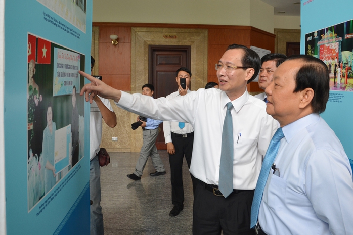 Bí thư Thành ủy TP Lê Thanh Hải tham quan triển lãm hình ảnh 
xây dựng nông thôn mới