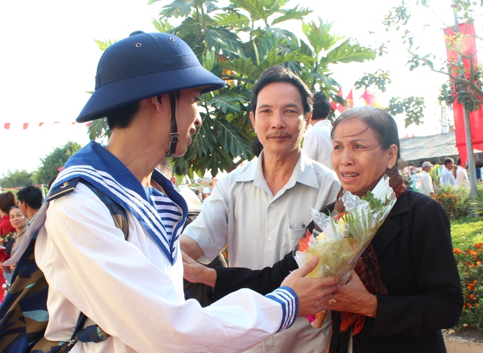 Tân binh tạm biệt gia đình lên đường nhập ngũ