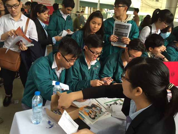 Học sinh Trường THPT Nguyễn Tất Thành chọn ngành học trước kỳ thi THPT quốc giaẢnh: YẾN ANH