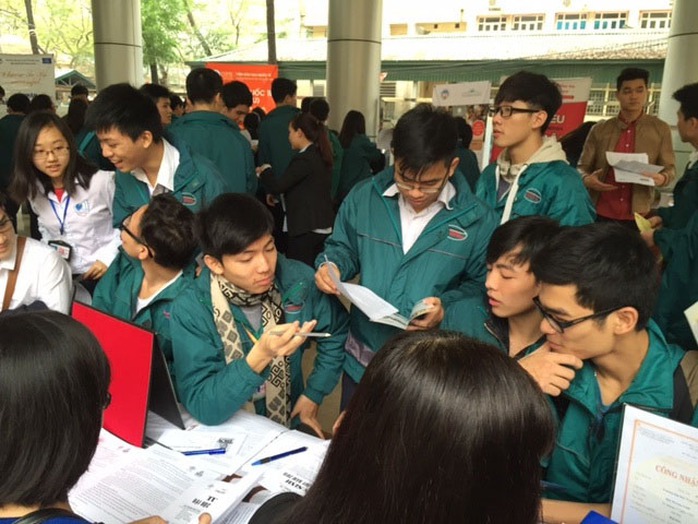 Học sinh Trường THPT Nguyễn Tất Thành (Hà Nội) trao đổi thông tin về kỳ thi tốt nghiệp THPT năm 2015