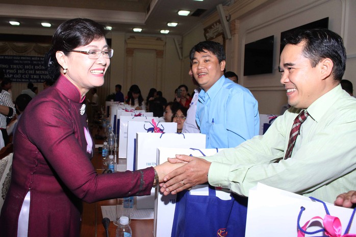 Chủ tịch HĐND TP HCM Nguyễn Thị Quyết Tâm tặng quà cho các cử tri 40 tuổi tại buổi gặp mặtẢnh: HOÀNG TRIỀU