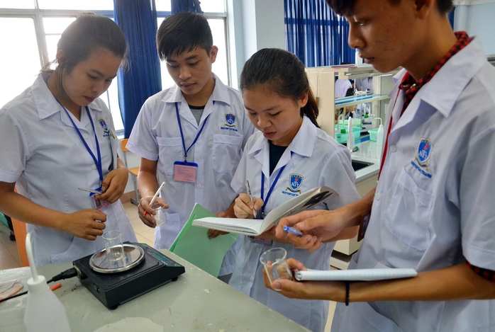 Sinh viên Trường ĐH Nguyễn Tất Thành (TP HCM) trong giờ thực hành                                                                                Ảnh: TẤN THẠNH