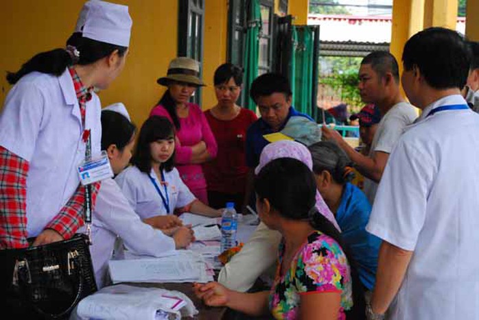 Đoàn công tác của Bộ Y tế khám cho trẻ em và người dân ở làng nghề Đông MaiẢnh: Nguyễn Hồng