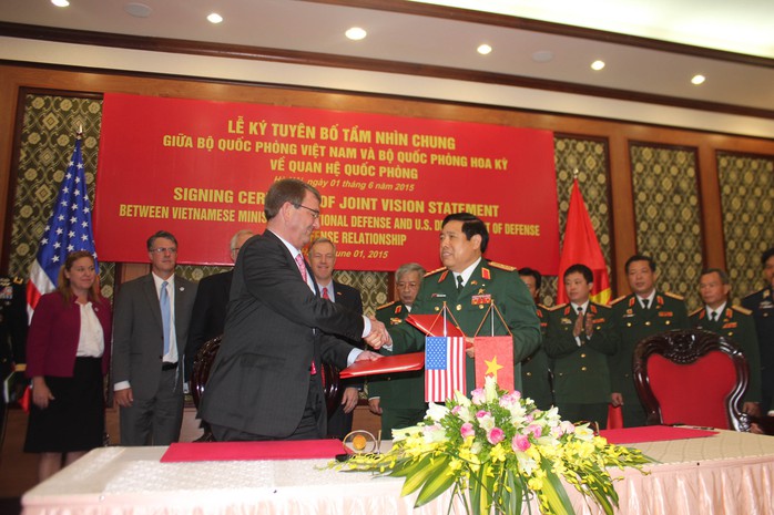 Bộ trưởng Phùng Quang Thanh và Bộ trưởng Ashton Carter ký, trao Tuyên bố Tầm nhìn chung về quan hệ quốc phòng