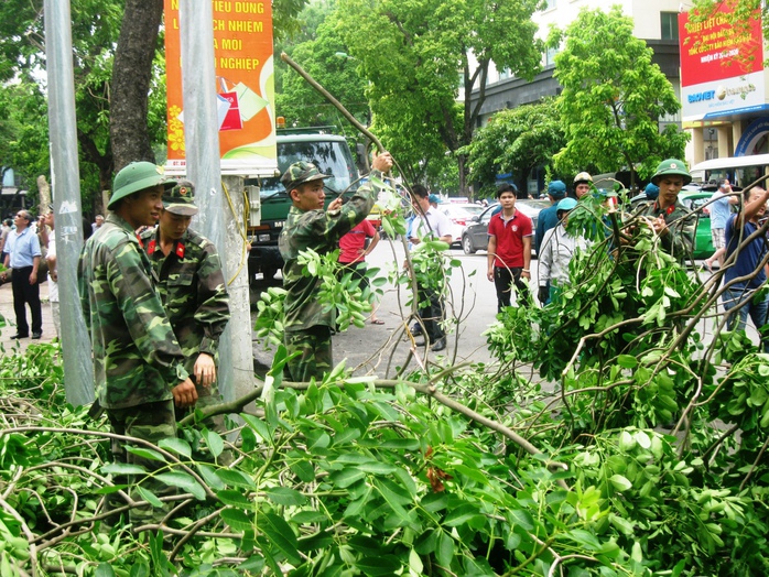 Các lực lượng được huy động tối đa để hỗ trợ khắc phục sự cố sau giông lốc tại Hà Nội Ảnh:  NGUYỄN Hưởng