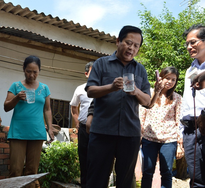 Phó Chủ tịch UBND TP HCM Nguyễn Hữu Tín khảo sát nước sạch tại quận 12 cuối năm 2014