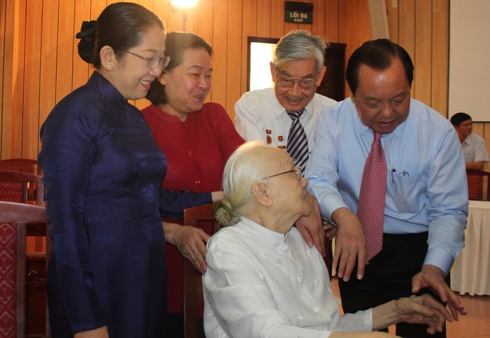 Ủy viên Bộ Chính trị, Bí thư Thành ủy TP HCM Lê Thanh Hải (bìa phải) thăm hỏi phu nhân cố  Tổng Bí thư Nguyễn Văn Linh