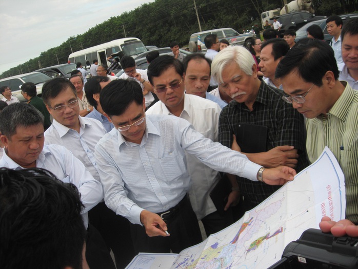 Các đại biểu Quốc hội trong một lần khảo sát dự án sân bay Long Thành
Ảnh: Xuân Hoàng