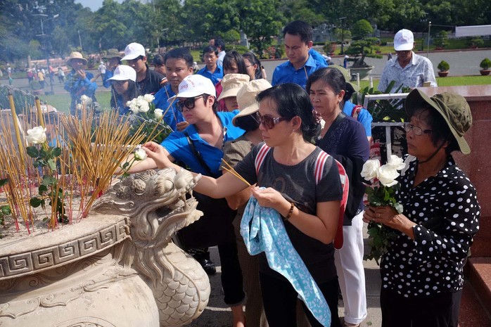 Các cựu tù chính trị - tù binh tưởng niệm liệt sĩ hy sinh tại nhà tù Côn Đảo