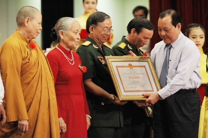 Ủy viên Bộ Chính trị, Bí thư Thành ủy TP HCM Lê Thanh Hải biểu dương các tập thể, cá nhân thực hiện tốt việc học tập và làm theo tấm gương đạo đức Hồ Chí MinhẢnh: HOÀNG TRIỀU