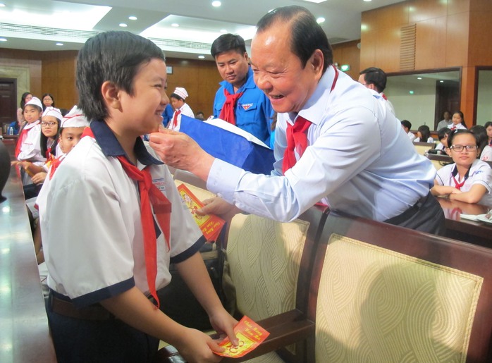 Ông Lê Thanh Hải - Ủy viên Bộ Chính trị, Bí thư Thành ủy TP HCM - thăm hỏi và lì xì cho các em thiếu nhi trong buổi gặp gỡ