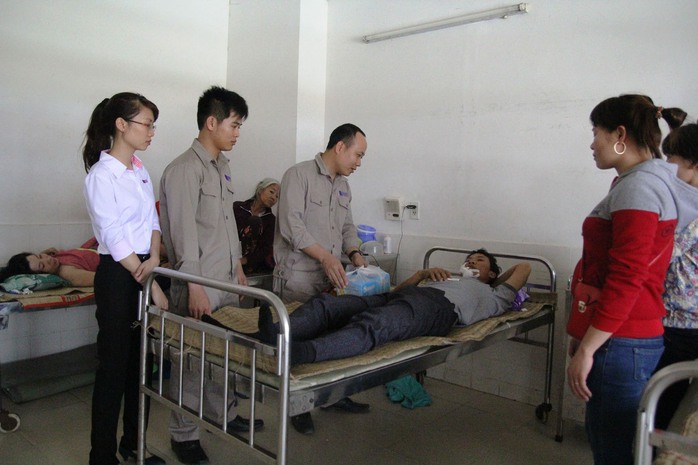 Chủ đầu tư thăm hỏi và hỗ trợ các công nhân bị tai nạn
Ảnh: 
Trần Dương