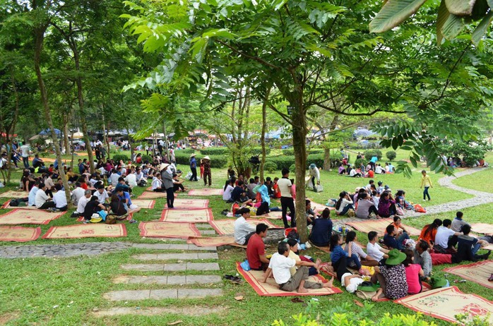 Rất đông người đổ về Khu Di tích Đền Hùng trong ngày 27-4