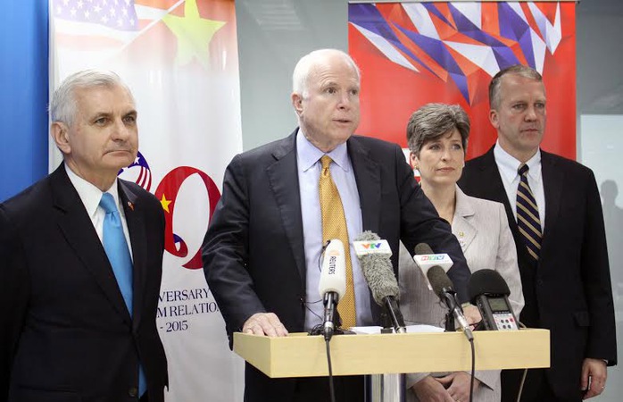 Các TNS Mỹ Jack Reed, John McCain, Joni Ernst và Dan Sullivan tại buổi họp báo (từ trái qua phải)
Ảnh: Hoàng Triều