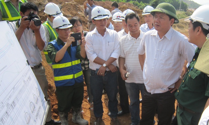 Bộ trưởng Đinh La Thăng kiểm tra tại hầm Phú Gia